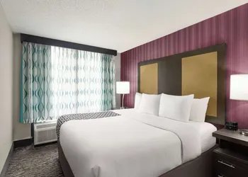 La Quinta Inn & Suites by Wyndham Newark - Elkton hotel thumbnail 3