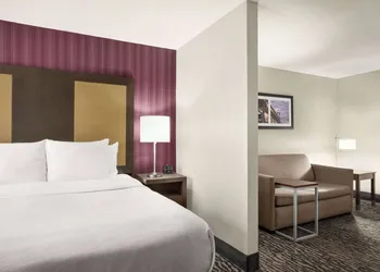 La Quinta Inn & Suites by Wyndham Newark - Elkton hotel thumbnail 4