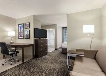 La Quinta Inn & Suites by Wyndham Newark - Elkton hotel thumbnail 5