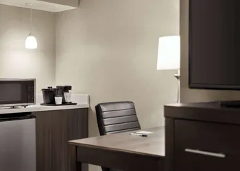 La Quinta Inn & Suites by Wyndham Newark - Elkton hotel thumbnail 6