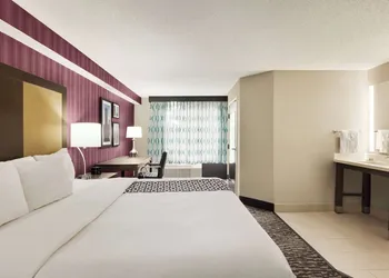 La Quinta Inn & Suites by Wyndham Newark - Elkton hotel thumbnail 7