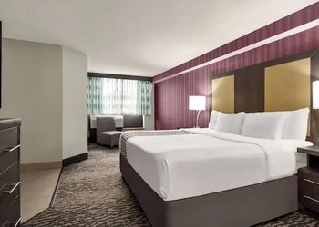 La Quinta Inn & Suites by Wyndham Newark - Elkton hotel thumbnail 8