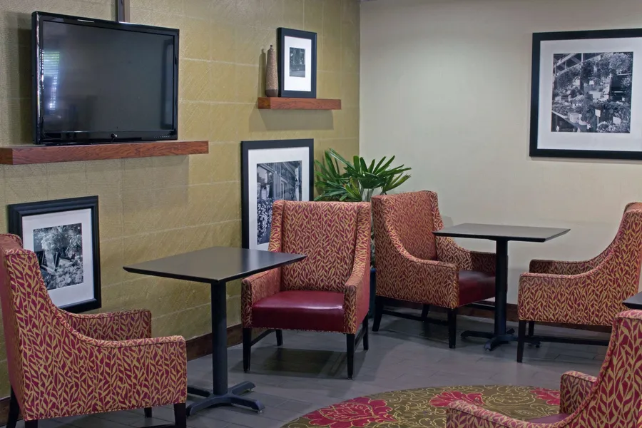Hampton Inn Norfolk/Chesapeake (Greenbrier Area) hotel detail image 2