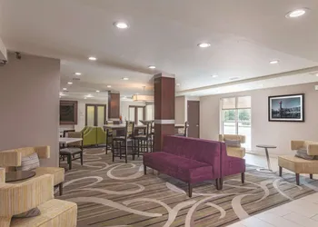 La Quinta Inn & Suites by Wyndham Knoxville North I-75 hotel thumbnail 3