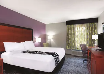 La Quinta Inn & Suites by Wyndham Knoxville North I-75 hotel thumbnail 7