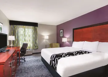 La Quinta Inn & Suites by Wyndham Knoxville North I-75 hotel thumbnail 8