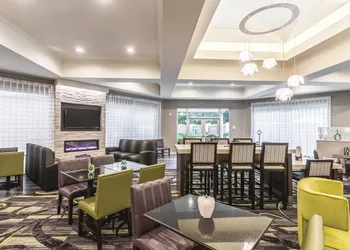 La Quinta Inn & Suites by Wyndham Atlanta Alpharetta hotel thumbnail 2
