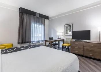 La Quinta Inn & Suites by Wyndham Atlanta Alpharetta hotel thumbnail 6
