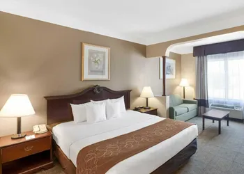 Comfort Suites Plainview hotel thumbnail 4