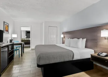 Quality Inn & Suites at Tropicana Field hotel thumbnail 4