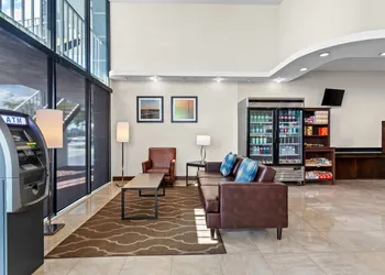 Quality Inn & Suites at Tropicana Field hotel thumbnail 3