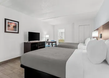 Quality Inn & Suites at Tropicana Field hotel thumbnail 8