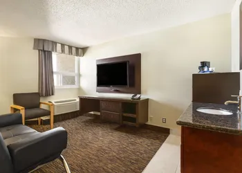 Days Inn by Wyndham Vermilion hotel thumbnail 8