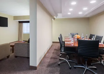 DoubleTree Suites by Hilton Hotel Cincinnati - Blue Ash hotel thumbnail 5