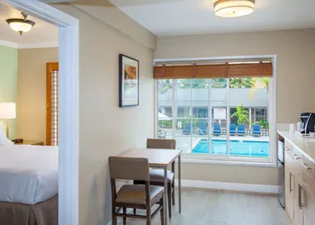 Holiday Inn Express & Suites La Jolla – Windansea Beach by IHG hotel thumbnail 5