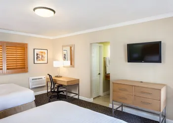Holiday Inn Express & Suites La Jolla – Windansea Beach by IHG hotel thumbnail 6