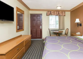 Super 8 by Wyndham Azusa hotel thumbnail 8