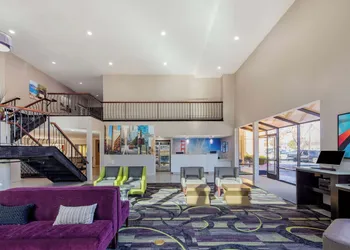 La Quinta Inn & Suites by Wyndham Oakland - Hayward hotel thumbnail 2