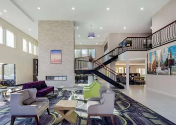 La Quinta Inn & Suites by Wyndham Oakland - Hayward hotel thumbnail 3