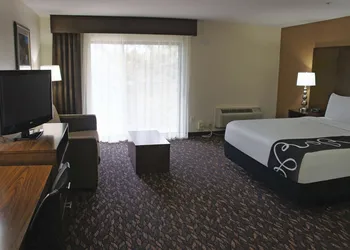 La Quinta Inn & Suites by Wyndham Oakland - Hayward hotel thumbnail 4
