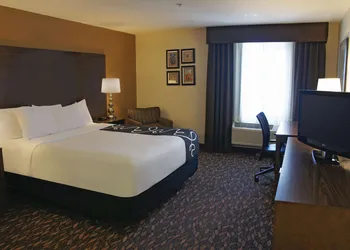 La Quinta Inn & Suites by Wyndham Oakland - Hayward hotel thumbnail 5