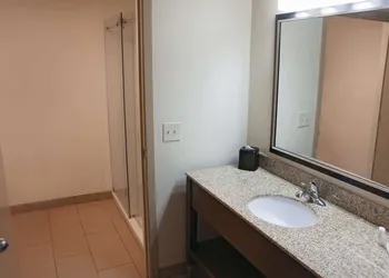 La Quinta Inn & Suites by Wyndham Oakland - Hayward hotel thumbnail 6
