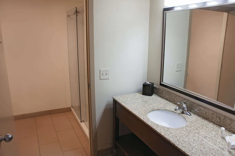 La Quinta Inn & Suites by Wyndham Oakland - Hayward hotel detail image 6