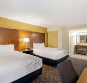 La Quinta Inn & Suites by Wyndham Oakland - Hayward hotel detail image 7