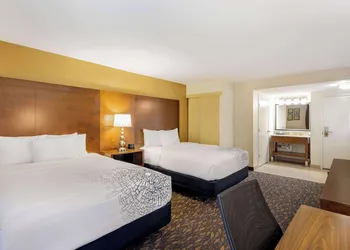 La Quinta Inn & Suites by Wyndham Oakland - Hayward hotel thumbnail 7