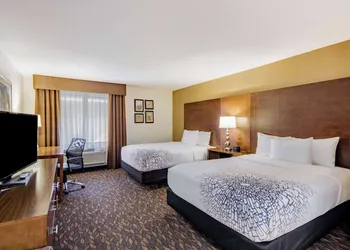 La Quinta Inn & Suites by Wyndham Oakland - Hayward hotel thumbnail 8