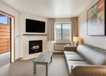 Timber Ridge Lodge and Waterpark hotel thumbnail 4