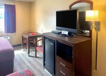 Econo Lodge Inn & Suites Corning Travel Center hotel thumbnail 8