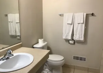Kingsway Inn Motel hotel thumbnail 5
