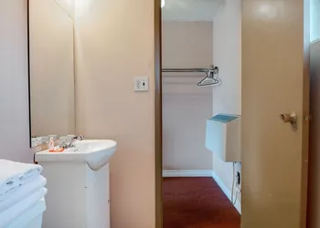 Falls Inn Near Casino Niagara By OYO hotel thumbnail 4