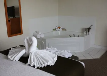 Continental Inn & Suites hotel thumbnail 6