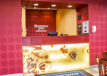 Rodeway Inn Macarthur Airport hotel thumbnail 3