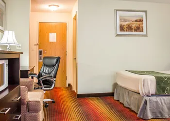 Rodeway Inn Macarthur Airport hotel thumbnail 5