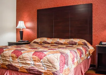 Rodeway Inn Macarthur Airport hotel thumbnail 7