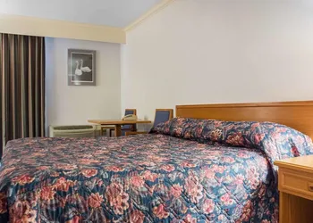 Econo Lodge By The Falls hotel thumbnail 5