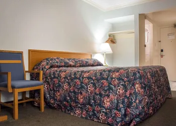 Econo Lodge By The Falls hotel thumbnail 6