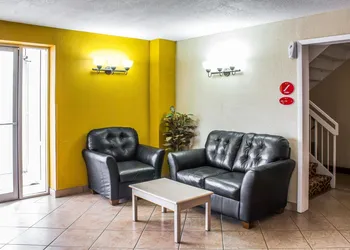 Econo Lodge Inn & Suites Walnut hotel thumbnail 2
