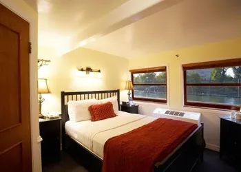 Delta King Hotel hotel thumbnail 3