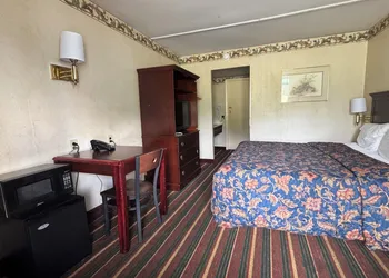 Rodeway Inn Dunmore hotel thumbnail 4