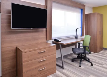 Holiday Inn Express Hotel & Suites Elgin by IHG hotel thumbnail 2