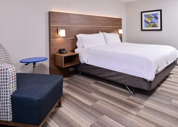 Holiday Inn Express Hotel & Suites Elgin by IHG hotel thumbnail 6
