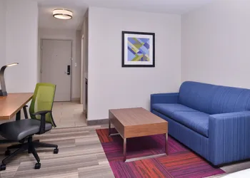 Holiday Inn Express Hotel & Suites Elgin by IHG hotel thumbnail 8