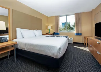 La Quinta Inn & Suites by Wyndham West Palm Beach Airport hotel thumbnail 4