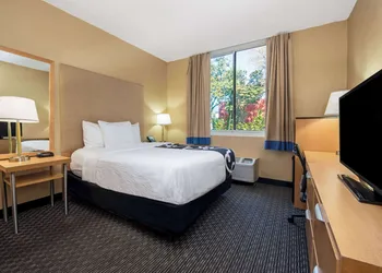 La Quinta Inn & Suites by Wyndham West Palm Beach Airport hotel thumbnail 6