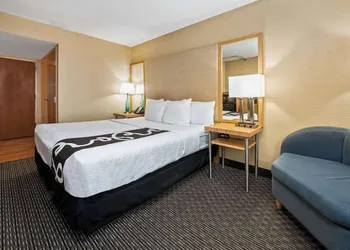La Quinta Inn & Suites by Wyndham West Palm Beach Airport hotel thumbnail 8