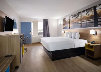 Days Inn by Wyndham Montgomery I-85 hotel thumbnail 4